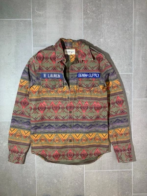 RLDS Aztec Military jacket  - Military overshirt från RLDS i deras Aztec kollektion.                Längd 73 Bredd (över bröstet) 60 Ärmlängd (från axeln) 64 