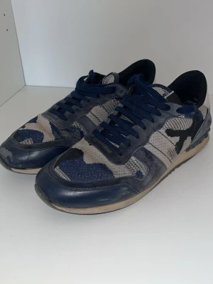 Valentino rockrunners  - Feta V skor! Låda är borttappad! Inte många alls har sådana dojer som en i en sådan design som dessa! Blir perfekta om du vill ha populära dojer som många har medans du har en lite mer svår design att få tag på! 