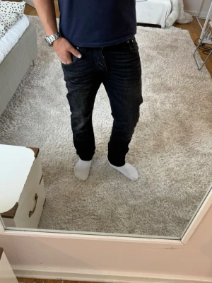 Nudie jeans  - Nudie Jeans Steady Eddie | skick 9/10 | Storlek 31/32 | Pris - 599kr | Modellen är ca 180cm lång | Hör av dig vid minsta fråga eller fundering!!
