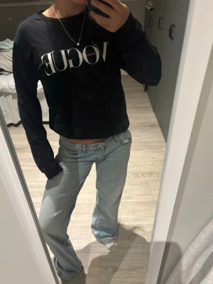 svart college  - Snygg svart långärmad med vouge på framsidan