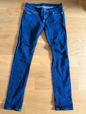 Nudie jeans - Säljer dessa blåa nudie jeans, som är i väldigt bra skick. Storleken är i W30, L32. Hör av er vid frågor!😀