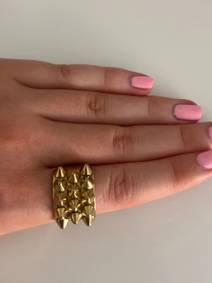 Edblad ring med nitar - Säljer min nitring från edblad💕Storlek:18 Har tappat lite färg men inget man tänker på. (se bilderna) 