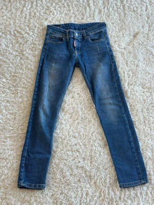 Blå slim fit jeans med slitningar - Fina dsq2 jeans. 🎨🔵 Storlek 146cm Skick 10/10