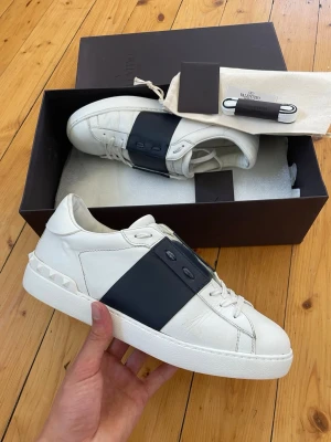 Valentino skor  - Hej, säljer nu dessa svin snygga valentino skor. Skorna är i grymt skick!  Begränsat antal boxar och dustbag. Hör av dig vid frågor.