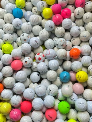 40st - En stor samling golfbollar i olika färger som vitt, rosa, blått, gult och orange. Bollarna har olika tryck och mönster, vissa med logotyper och andra med siffror. Perfekt för dig som vill ha variation på golfbanan.