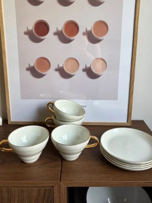 Koppar med assietter - Säljer 4st koppar med 4st tillhörande assietter. Välanvända, kopparna är i bra skick, assietterna är dock slitna på guldkanten (se sista bilden). Märke HM Home. Säljer allt för 150kr