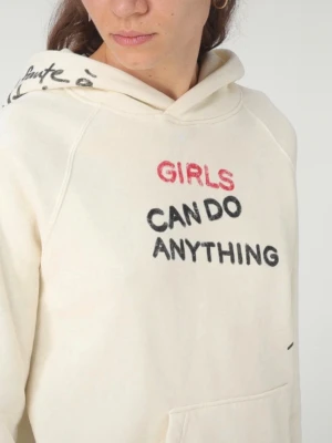 Vit hoodie med tryck från Zadig & Voltaire - Vit hoodie med huva och coola tryck i svart och rött. På framsidan står det 'GIRLS CAN DO ANYTHING' och på ryggen 'ART IS TRUTH'. Oversized passform och känguruficka framtill. Perfekt för en avslappnad och trendig look. Nyskick, endast använd 1-2 gånger, från djur- och rökfritt hem.