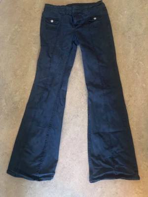 Jeans  - Säljer dessa lågmidjade jeans i storlek S, aldrig kommit till användning. De är utsvängda nertill 💞