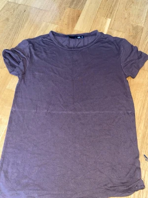 Brun basic t-shirt i bomull - En enkel brun t-shirt i mjuk bomull med rund hals och korta ärmar. Perfekt till jeans eller shorts för en avslappnad look. Passformen är normal och tyget är tunt och skönt mot huden.