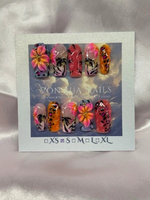 Florida (S);Medium Square - Unika handgjorda press-on naglar i mixade färger som rosa, orange och röd med handgjorda 3Dnail art blommor, leopardmönster och abstrakta detaljer. Medium Långa och i square-form, perfekta för dig som vill sticka ut med en kreativ och färgstark look. S: 15 mm, 11,5 mm, 12 mm, 11 mm, 9 mm 