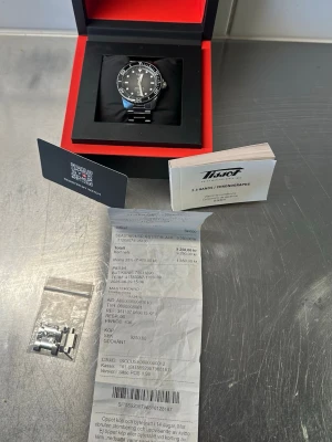 Tissot seastar powermatic 80 - Säljer nu min mycket fina Tissot seastar Powermatic 80. Klockan är en klassiker med en design som fungerar lika bra till vardags som vid mer uppklädda tillfällen och som passar till allt.   Klockan är uttagen 2025 och fungerar utmärkt med det pålitliga powermatic 80 urverket. Den är i gott använt skick med normala mindre bruksspår och har försökt få med detta på bilderna. Kvitto samt alla tillbehör medföljer som bilderna i annonsen visar. Nypris på klockan är 9250kr. 