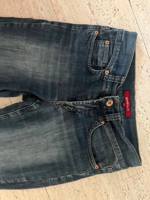 Blå bootcut jeans från gina jeans - Snygga vintage bootcut jeans från gina