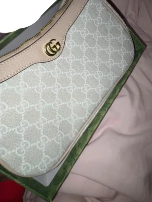 Beige axelremsväska från Gucci - Köpt i december, har dock inte kvar lådan. Pris kan ändras utifrån din önskan❤️