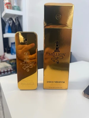 1 Million parfym från Paco Rabanne - 1 Million parfym från Paco Rabanne i en lyxig guldfärgad flaska med matchande förpackning. Flaskan har en rektangulär form och glänsande finish med ingraverad logga och text. Volymen är 100 ml och designen är riktigt ikonisk och stilren.
