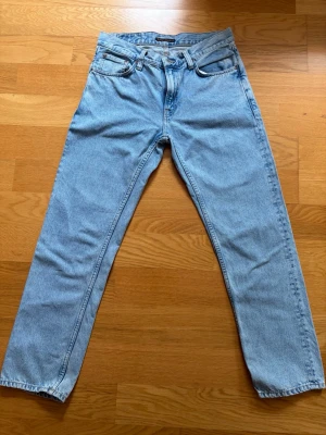 Nudie Gritty Jackson - Nudie Gritty Jackson. Strl 31/30. Nudie har grym kvalité och erbjuder alltid gratis reparationer på jeans.