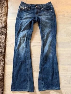 Snygga mörk blåa low waist bootcut jeans - Säljer dessa as snygga jeans från Miss Me då jag inte använder dom. De är små paljetter fram och bak och dom har en washed look. Jag är 170 lång och dom är långa på mig i benen. Om ni vill ha riktiga måt skriv gärna till mig🩷