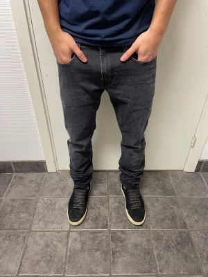 Replay Anbass - Snygga svarta jeans från Replay. Modell Anbass. Mycket bra skick. A=40,5CM B=107CM C=16CM. Modellen är 173cm, 64kg. Pris kan diskuteras!