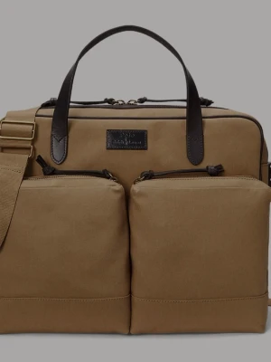Beige weekendbag från Polo Ralph Lauren - Snygg beige weekendbag från Polo Ralph Lauren i canvas med detaljer i mörkbrunt läder. Väskan har två stora ytterfickor med dragkedja, justerbar axelrem och dubbla handtag. Perfekt för resor när du vill ha stil och funktion.