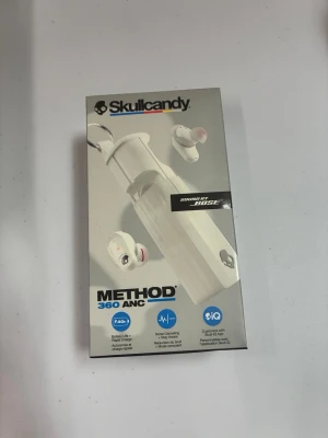 Skullcandy hörlurar - Skullcandy hörlurar som är helt nya i förpackning. Gjorde av ljudbolaget BOSE med 360 ANC. Info om hörlurarna fick på förpackningen.