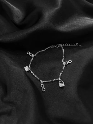  Silverarmband med berlocker - Snyggt armband i silverfärgad metall med små berlocker i form av hänglås och evighetssymboler. Kedjan är tunn och har justerbar längd med karbinlås. Aldrig använd och i väldigt fint skick.