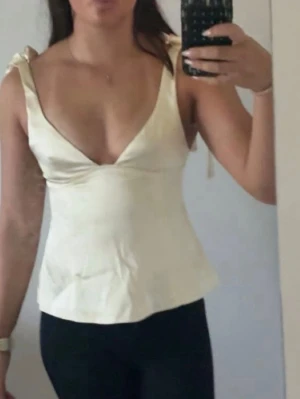 Butter yellow top från Ginatricot - Säljer en jättebra partytopp från Gina. Ny 