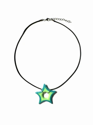 Grönt stjärnhalsband med svart band - Unikt handgjort halsband med en stjärnformad berlock i gröna och turkosa toner. Berlocken är gjord av lera och resin. 