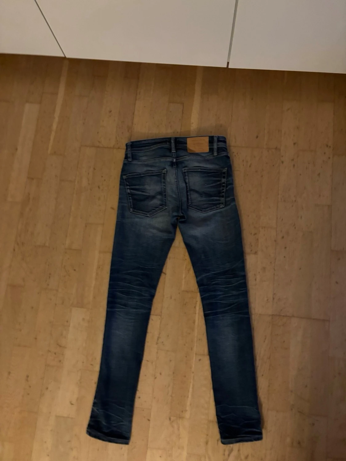 Blå slim fit jeans med slitningar - 6