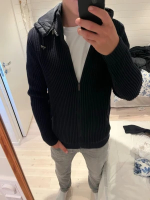 Mörkblå Cardigan  - Hej! Säljer en snygg mörkblå cardiganjacka ifrån Massimo Dutti.   📐 = M 🏷️ = Massimo Dutti ❓ = Vid frågor så skriv till mig