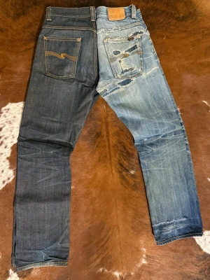 Nudie StraightSven DrySelvage otvättade - Tjena! Säljer dessa otroligt sällsynta nudie byxor: Modellen är StraightSven ifrån cirka 2006: Helt otvättade men lite fades: detta skick är nästan omöjligt att hitta: priset är inte diskuterbart då jag hellre behåller dom då: OBS det ljusa paret är inte till salu!! Enbart med som ett facit på hur byxorna kan åldras med rätt kärlek: Hör av dig vid funderingar!🙌
