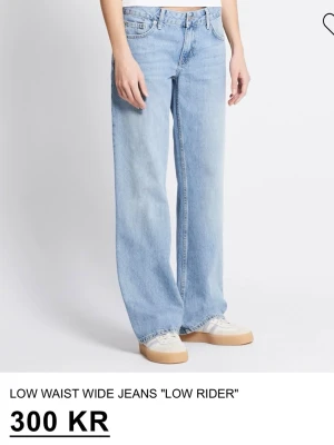 NYA Y2K low jeans från Lager157 - Helt oanvända jeans från Lager157, modell Low Rider 15318. Lappen sitter fortfarande kvar – aldrig använda!  Snygga med låg midja och rakavida ben. Säljes för att de inte kommer till användning 💌
