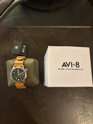 AVI-8 Man Flyboy - Säljer denna helt oanvända klocka åt min morfar. Klockan kommer från ett lager efter en nedlagd klockbutik och har aldrig använts.  * Skick: Ny/oanvänd * Funktion: Klockan saknar batteri, vilket köparen själv får ordna. * Box och tagg medföljer vid köp. * Nypris: cirka 1 800 kr.  Klockan säljs privat och kan skickas eller hämtas efter överenskommelse. Fler bilder kan skickas vid intresse.  Pris kan diskuteras vid snabb affär.