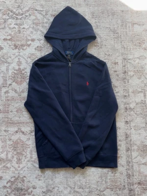 Ralph lauren huvtröja / Ralph lauren zip up hoodie  - Superfin huvtröja med dragkedja från Ralph lauren polo i mycket bra skick.  Tröjan är i barnstorlek ”XL” som ungefär motsvarar vuxen storlek ”S”. Nypris 1300kr