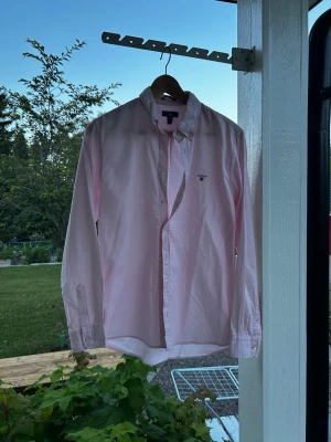 Gant skjorta - Jättesnygg rosa Gant skjorta, skjortan är i utmärkt skick bara ett litet märke bredvid en av knapparna som knappt syns. 