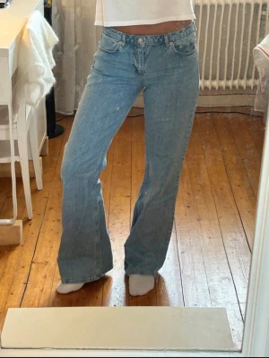 Blåa bootcut jeans från NA-KD - Köpte för 600kr. Säljer dom ljusblå bootcut jeansen från NA-KD i storlek 34 för 450kr. klassisk femficksdesign och raka, utsvängda ben. Perfekta för en avslappnad och trendig look. Materialet är mjukt denim i bomull.