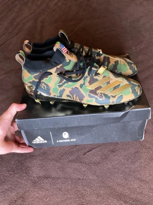 Adidas x BAPE Elite fotbollsskor - De är endast använda en gång på konstgräss. Innersulan är orörd eftersom att jag byte ut den när jag använde dem. Priset kan sönkas vid snabb affär eller köp av fler. 