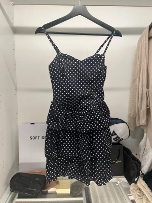 H&M prickig klänning med volanger - Superfin klänning som tyvärr inte passar mig längre. Storleken är 36 men skulle uppskatta den till 34. 😍