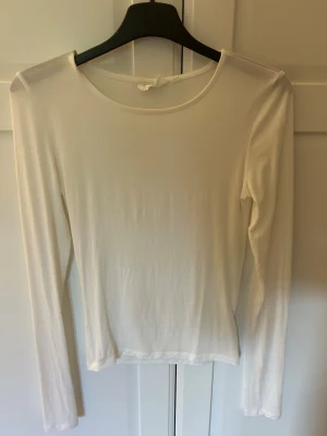 Basic tröja Gina Tricot  - Jätte skön basic tröja, helt ny har bara testat den. Inga defekter