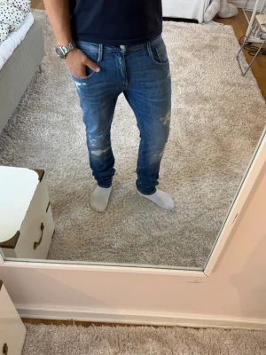 Replay jeans med slitningar  - Replay Jeans | skick 9/10 | Storlek 32/32 | Pris - 599kr | Modellen är ca 180cm lång | Hör av dig vid minsta fråga eller fundering!!