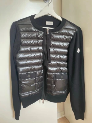 Moncler cardigan jacka - Säljer vidare min Moncler cardigan jacka i mycket bra skick. Perfekt till sommarkvällar och höstväder. Kommer med sin dust bag. Kvitto finns för att intyga äkthet. Storlek 2 passar S/M
