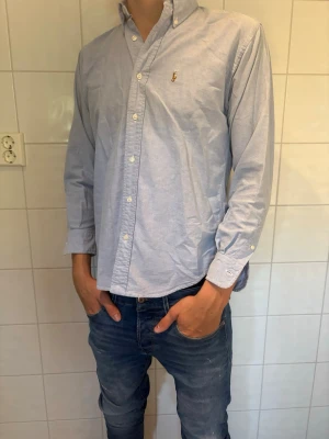 Ralph lauren skjorta  - Säljer nu en snygg Ralph lauren skjorta, mycket fint skick. Jag på bilden är 185cm lång! Hör av er vid frågor eller funderingar!
