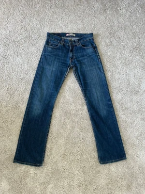 Blåa Rare Vintage Levis 506 Jeans Storlek W31 L32 - Mycket fina Levis Jeans i blå färg. | Jeansen är i mycket bra skick och sparsamt använda. |  Äkta som allt annat jag säljer! ✅ |  Storlek: W31 L32 | Skick: Mycket Bra Skick | Färg: Blå | Märke: Levis | Modell: Jeans |   Hör gärna av dig vid frågor så svarar jag så fort jag kan! 😁 |  (SKU - 207)