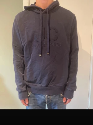 Jacob Cohen Hoodie M - Snygg Jacob Cohen hoodie i ett gott skick, lite knövlig kanske behövs strykas. Storlek M