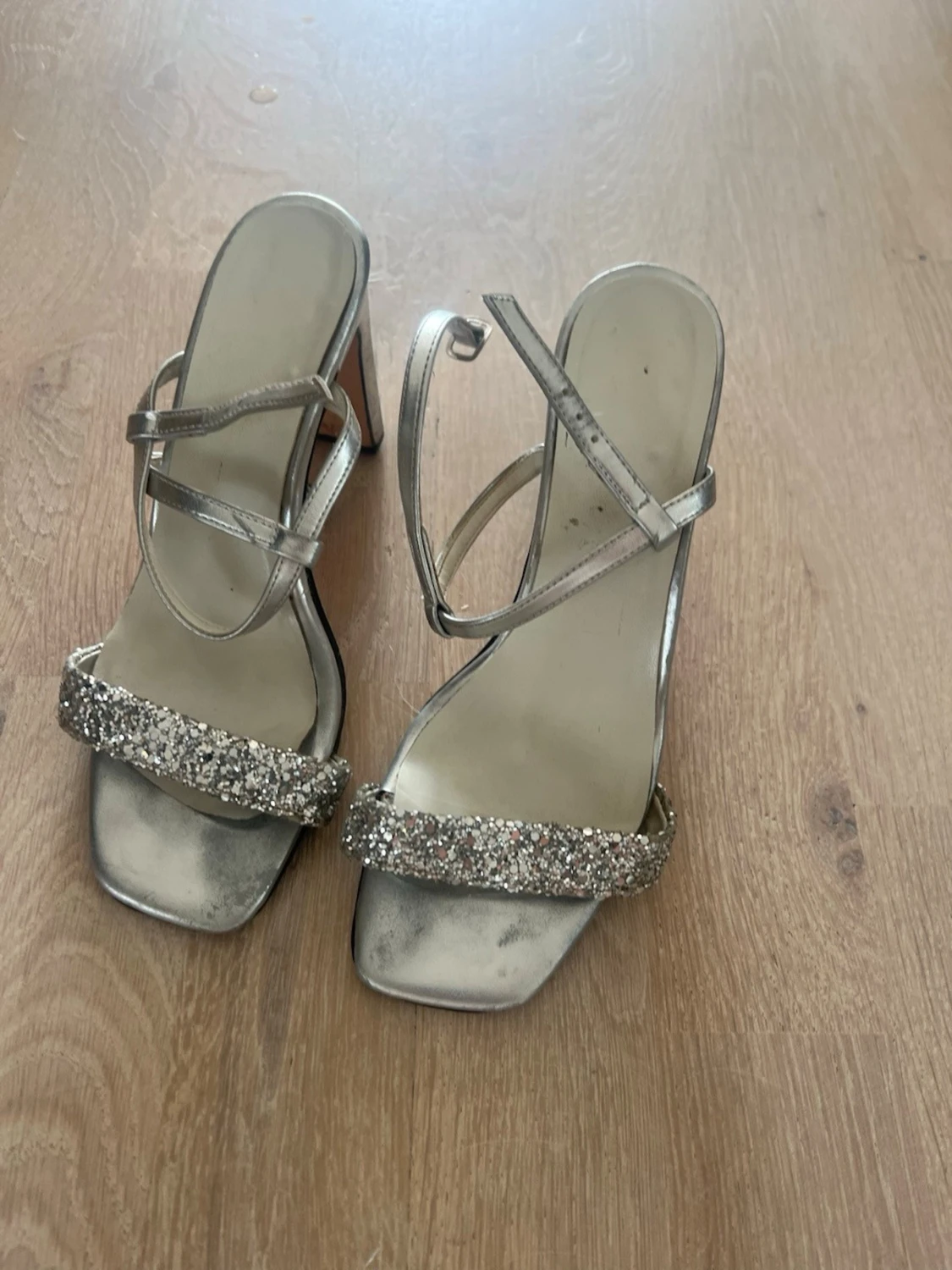 Silvriga pumps med glitterdetaljer