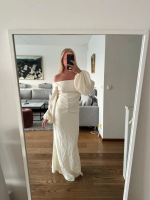 Adoore klänning Reno  - Hej! Säljer min fina klänning från Adoore som endast är använd vid ett tillfälle! Jag är 1,65 🥰
