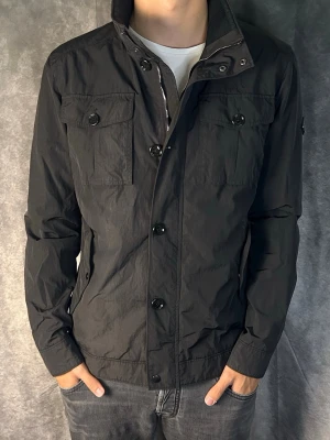 J.lindeberg field jacket bailey - Mycket fint skick | Size L fits M (modellen är 188 cm 74 kg) | fraktar spårbart inom 24 timmar | för att köpa klicka ”köp nu” | vid frågor eller funderingar skriv ett meddelande | följare får bättre rabatter🙌