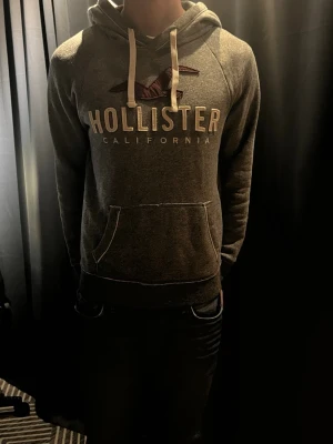 Hollister hoodie - Enkelt o väldigt skön Hollister hoodie. Passar till nästan allt riktigt skön att ha på sig 🙌. Storlek M o är riktigt skön en kall sommarkväll 👌