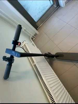 El scotter Xiaomi  - Säljer en el scotter Xiaomi ladder är dåligt den är inte bra om man tänker åka långa sträckor och åka runt med den en lång period jag skulle rekommendera den för om man ska gå till nån butik eller gå på snabba rucher den kör ungefär 30km/h på S läge. på D läge kör den 23 km/h på GÅ läge kör den 18km/h som sakt inte bra lad och låter när man kör 