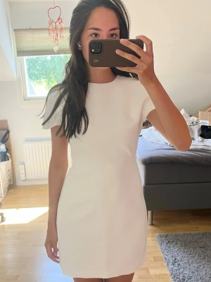 Vit kortärmad miniklänning - En helt ny vit klänning från Zara med prislappen kvar 