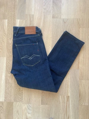 Mörkblå Replay Anbass jeans W32 - Jag säljer dom här riktigt fina Replay Anbass jeansen i storlek W32. De är inte använda mycket alls. Tveka inte att höra av er! Mått: Längd=94cm Midja=43cm