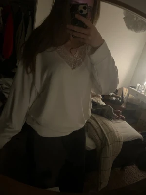 Söt tröja - Super söt med spets detalj! L men sitter som M typ :)